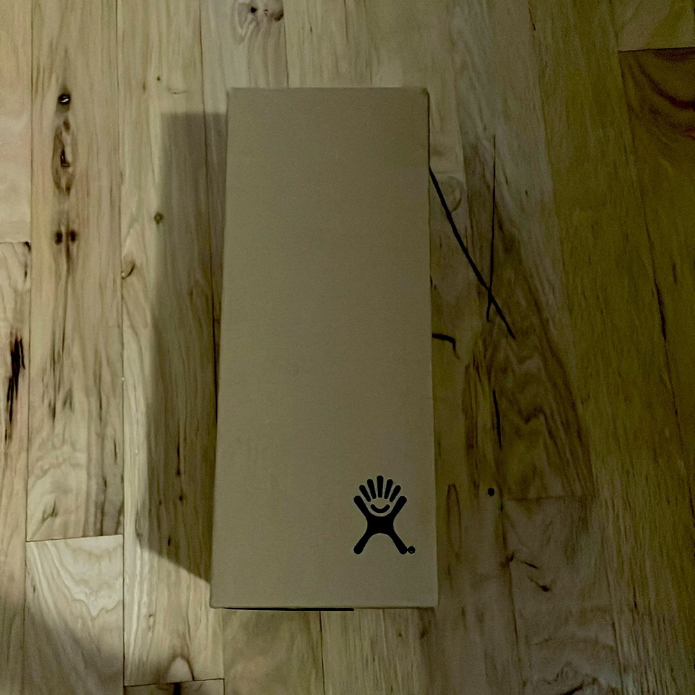 BRAND NEW HYDRO FLASK WATER BOTTLE.